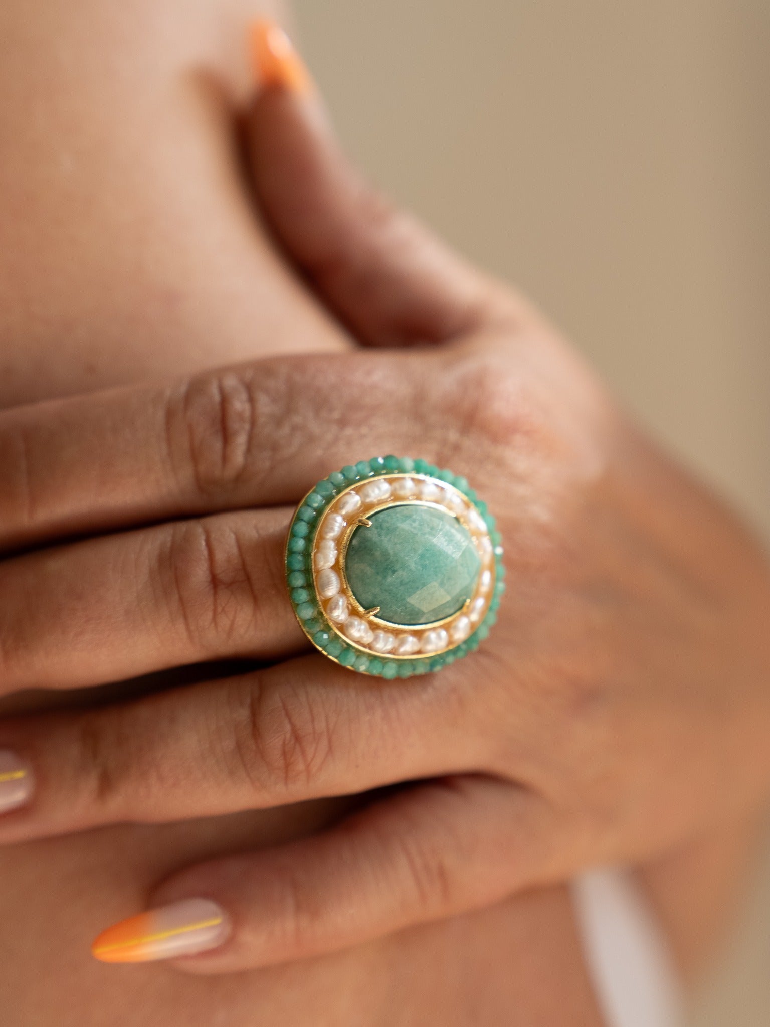 Bague Léandre verte et dorée portée Studio Albine P