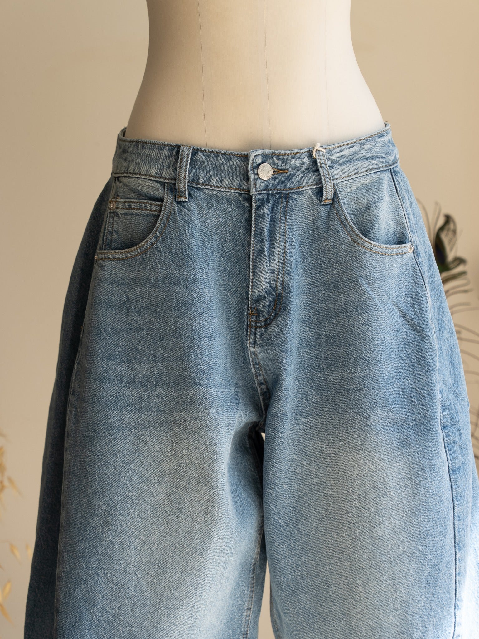 Bermuda Elisa jean bleu coupe amincissante détail devant Studio Albine P