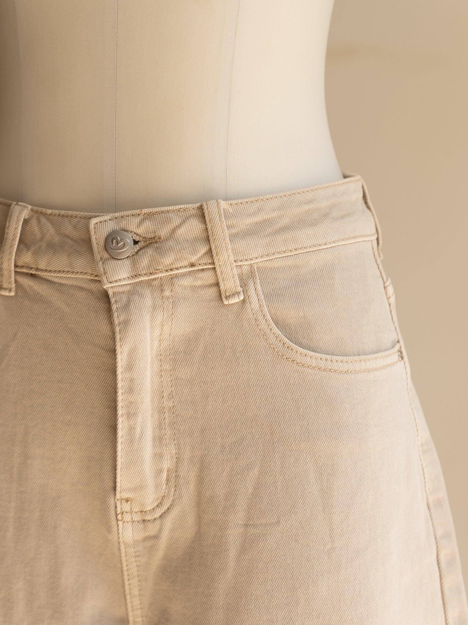 Détail bouton et poches Bermuda Rachel beige Studio Albine P