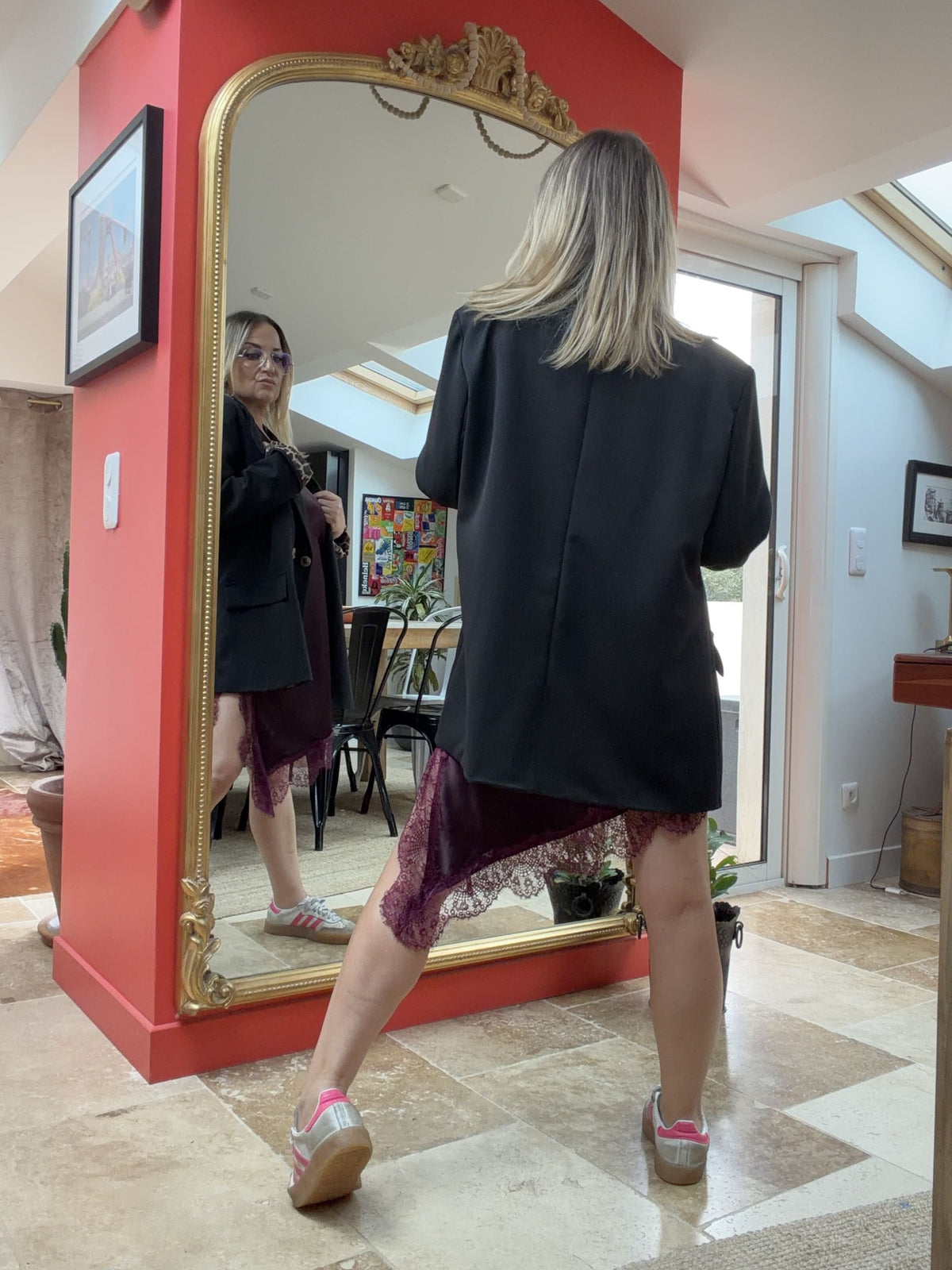 Vue de dos du blazer Saskia noir oversize