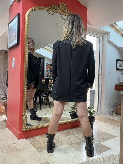 Blazer Saskia noir oversize porté fermé façon robe