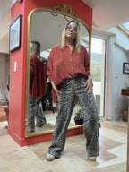 Blouse Ambre rouille portée avec pantalon léopard