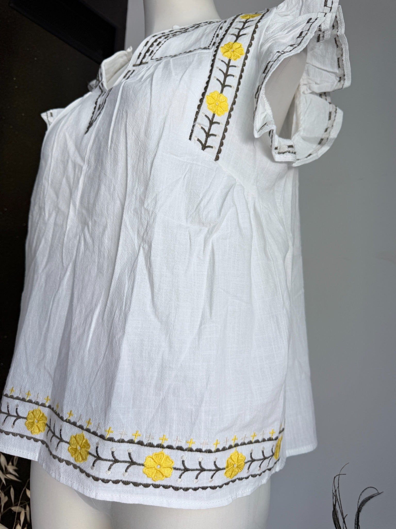 Blouse Hortense détail broderies jaunes et volants