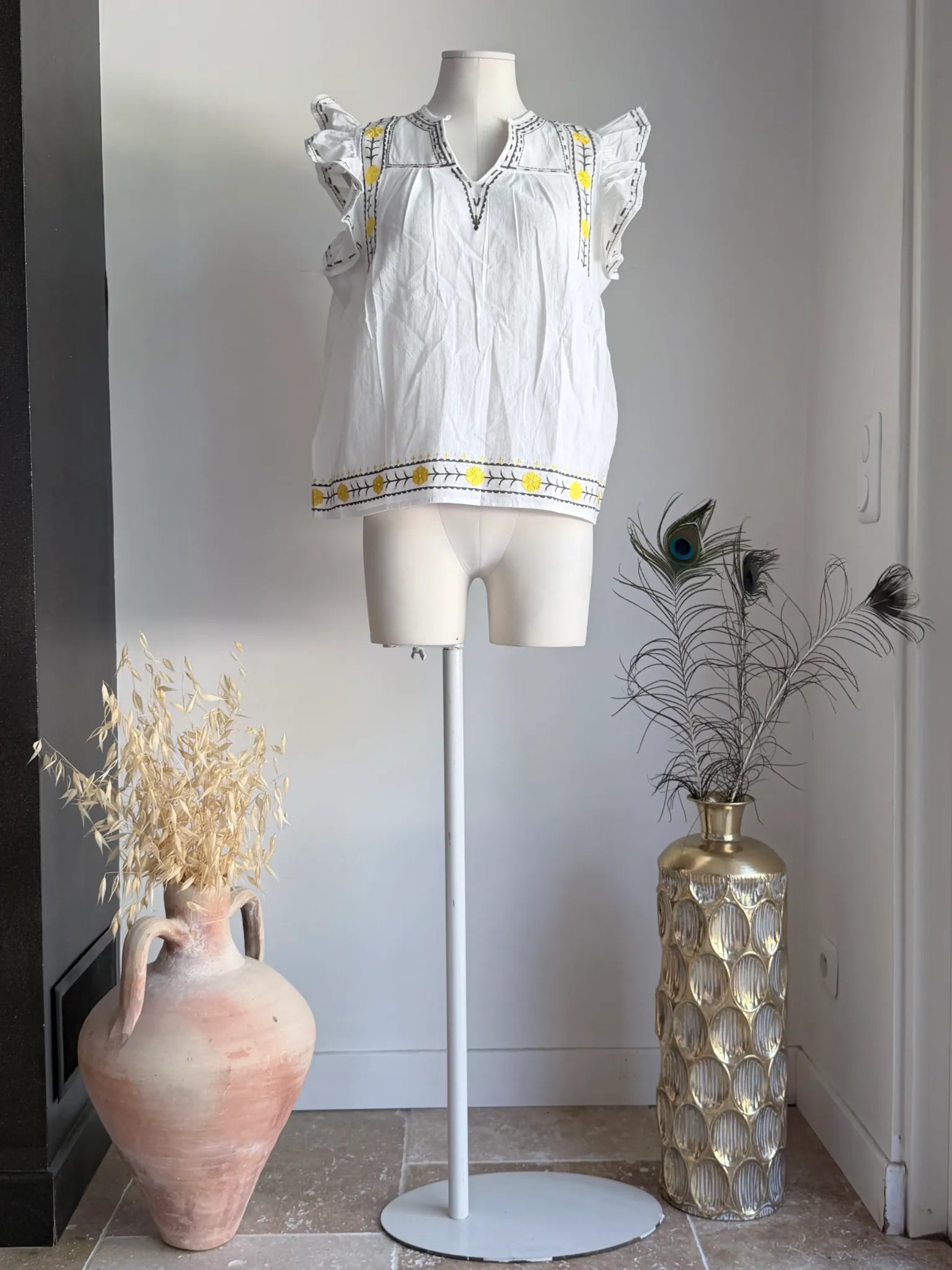 Blouse Hortense blanche brodée avec fleurs jaunes vue de face