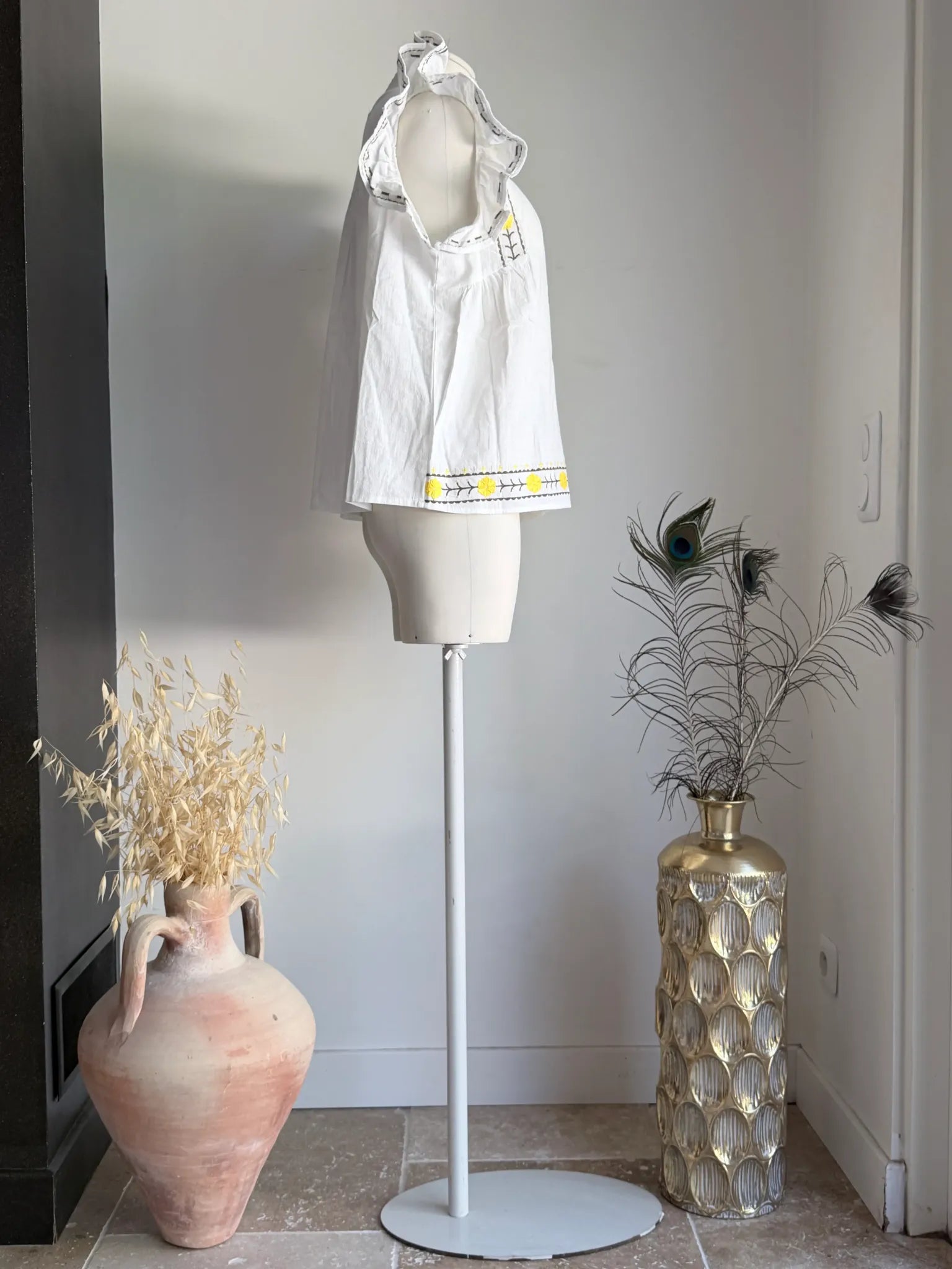 Blouse Hortense blanche brodée vue de profil