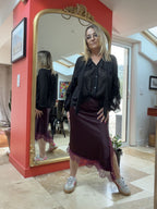 Blouse Lila noire à volants et lavallière portée avec jupe Luna prune
