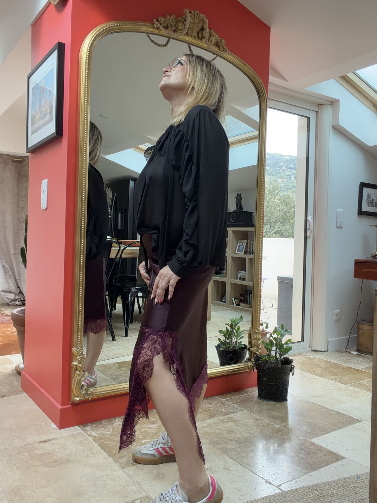 Blouse Lila noire de profil montrant les volants et la transparence des manches