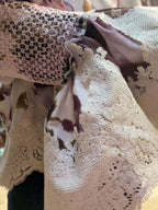 Blouse Loetitia fleurie et dentelle — gros plan dentelle