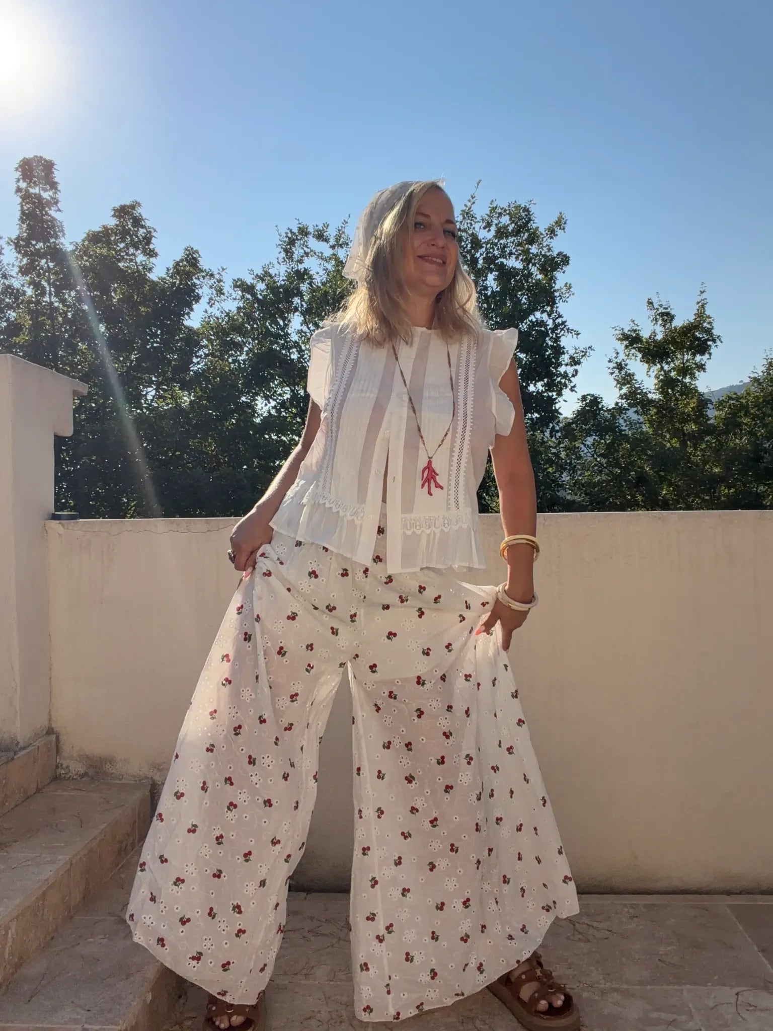 Blouse Paulette blanche portée avec pantalon cerise foulard et sautoir