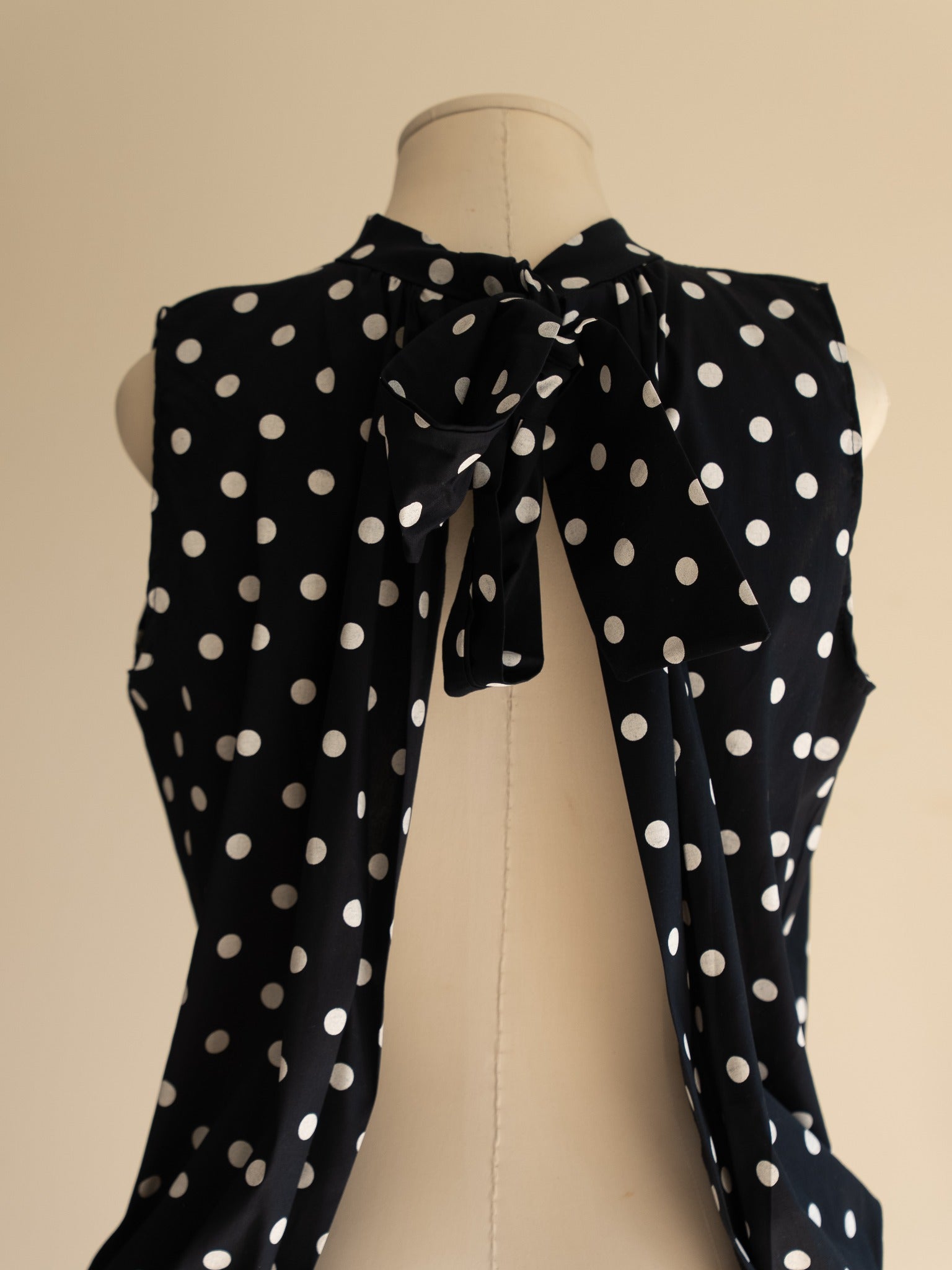 Détail noeud dans le cou blouse Romy dos nu Studio Albine P