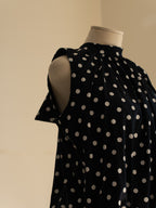 Détail blouse Romy noire à pois blancs dos nu Studio Albine P