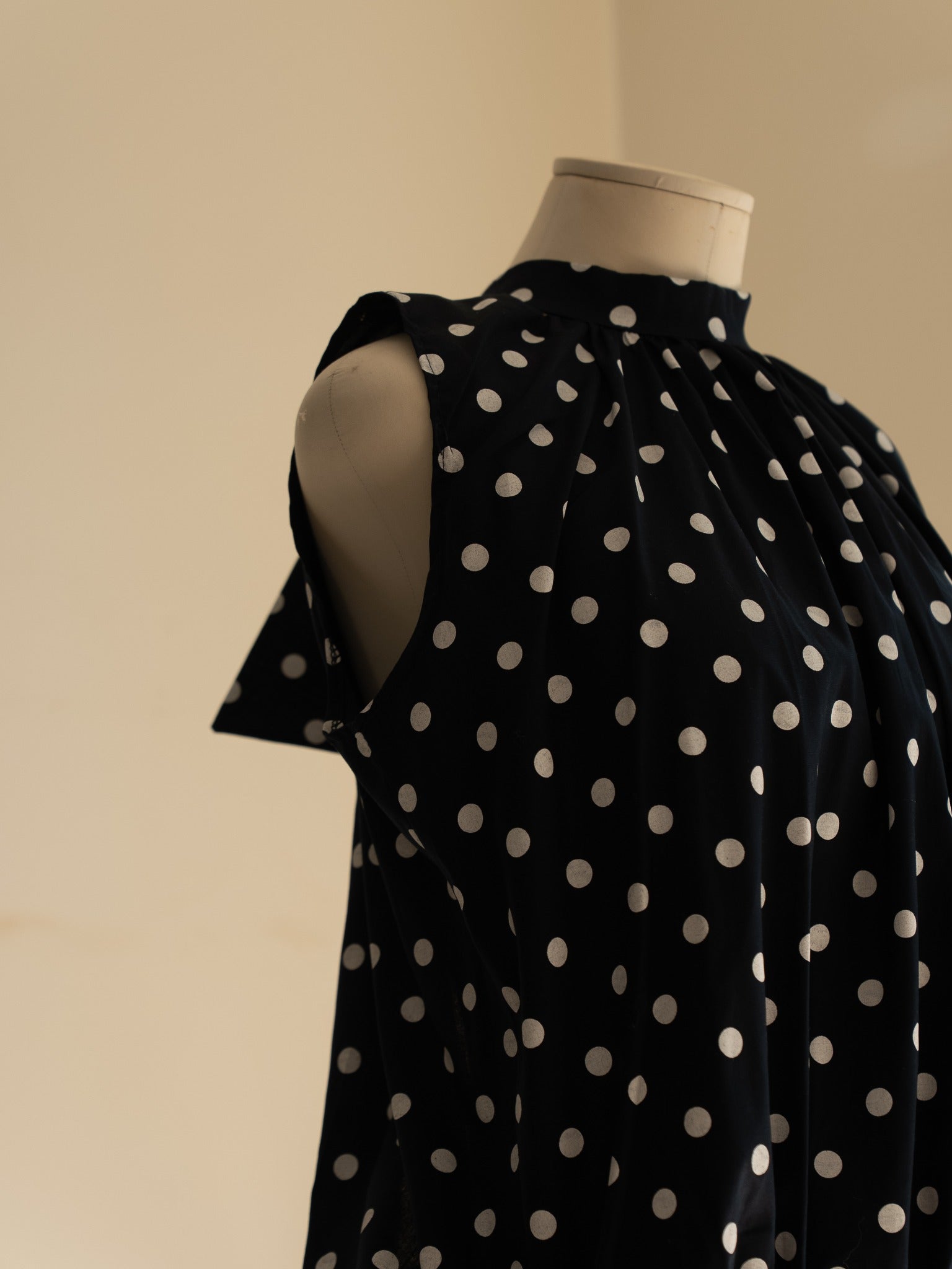 Détail blouse Romy noire à pois blancs dos nu Studio Albine P
