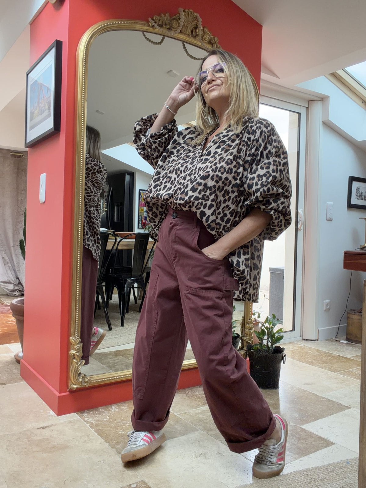Blouse Sandra léopard portée avec le pantalon worker Josie prune, vue de profil