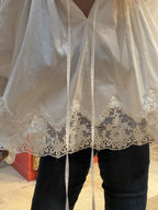 Blouse Sidonie blanche en coton et dentelle — dentelle au bas de la blouse