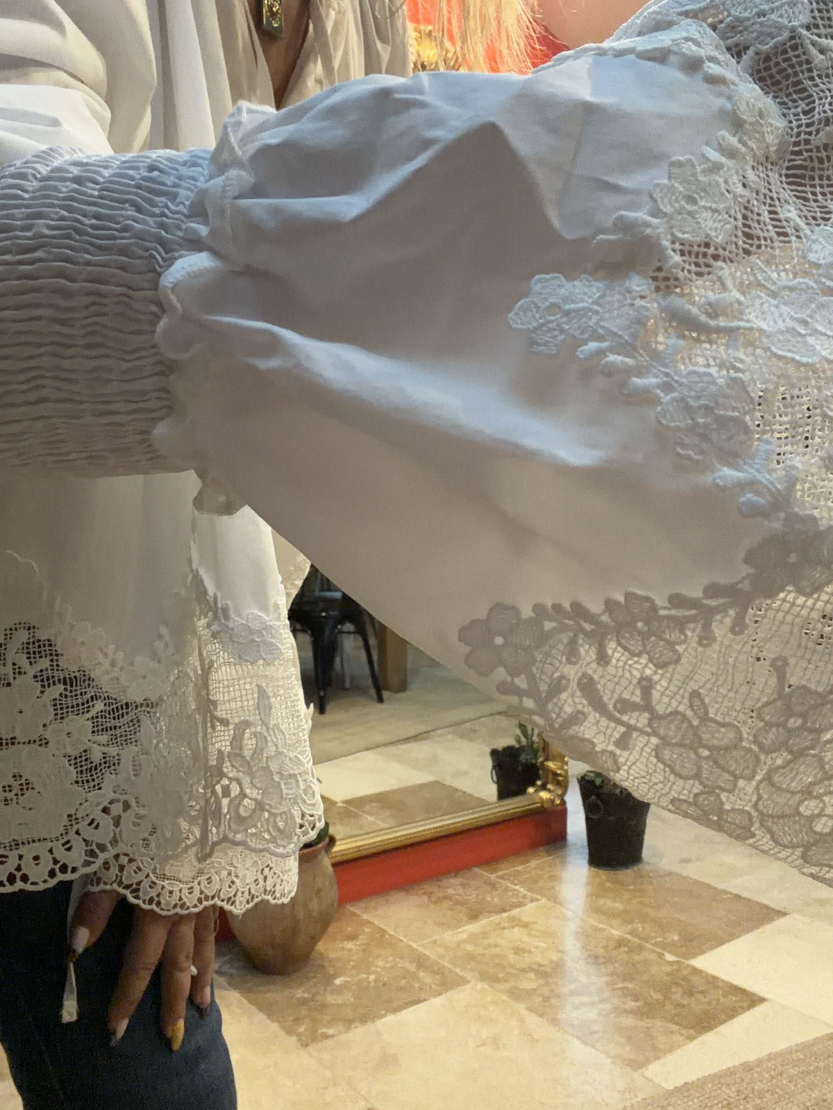 Blouse Sidonie blanche en coton et dentelle — dentelle et poignet smocké