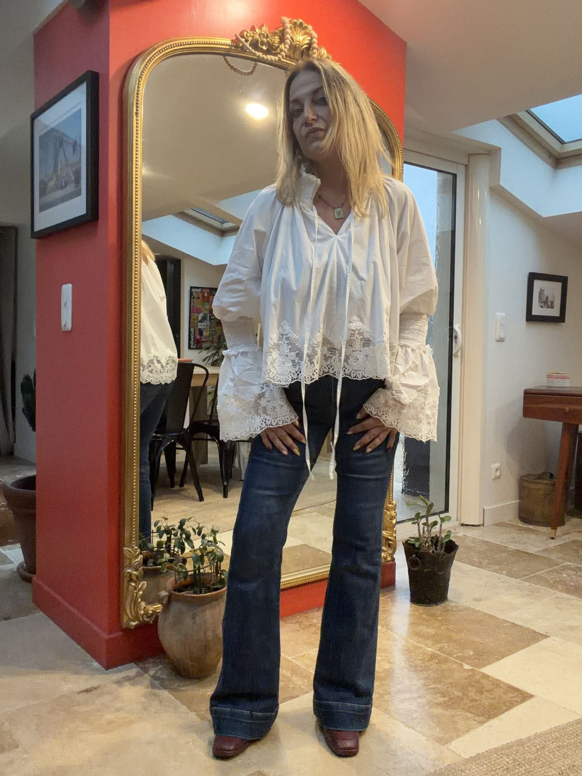 Blouse Sidonie blanche en coton et dentelle — vue de face portée