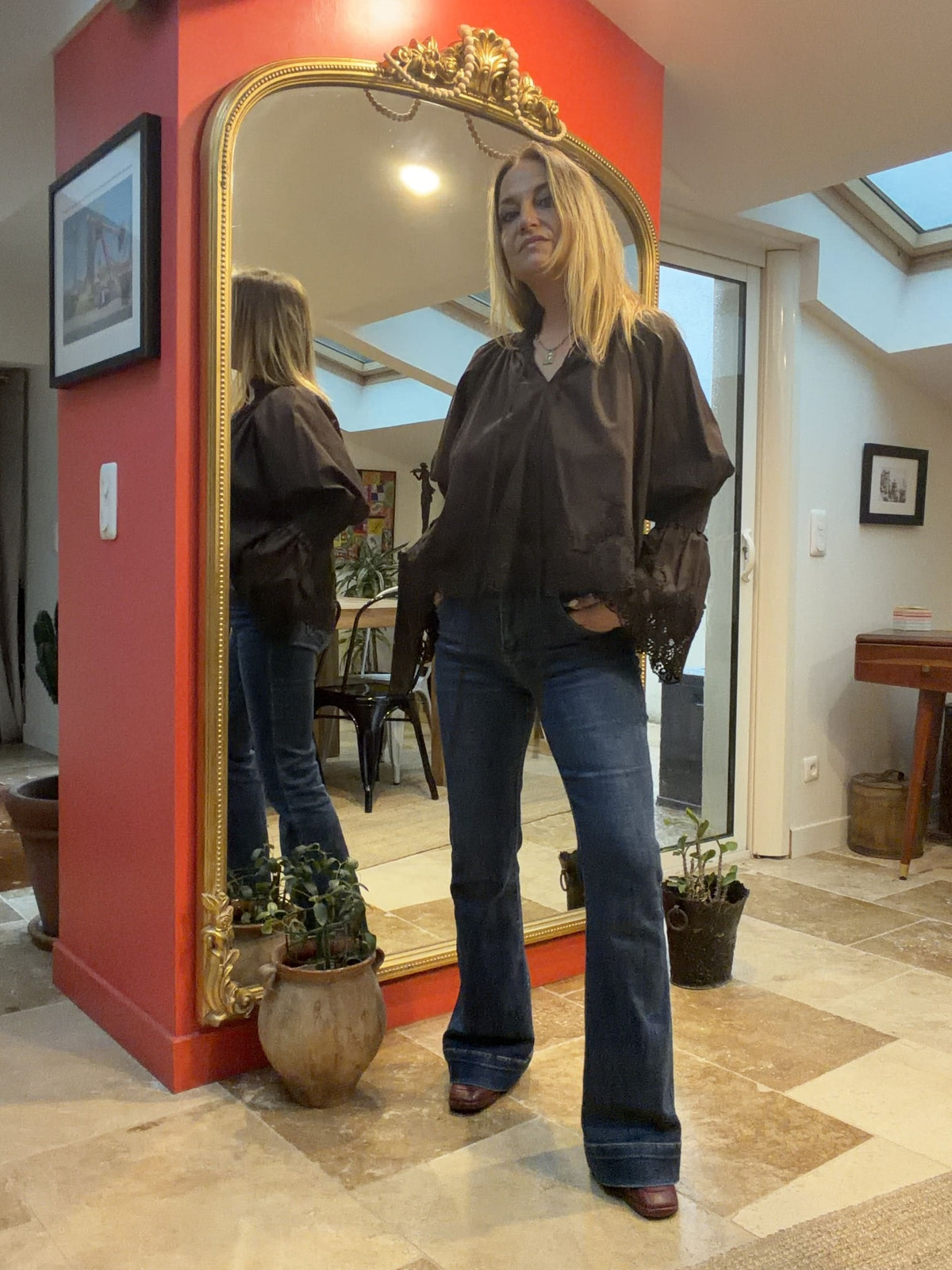 Blouse Sidonie chocolat portée avec un jean – Studio Albine P