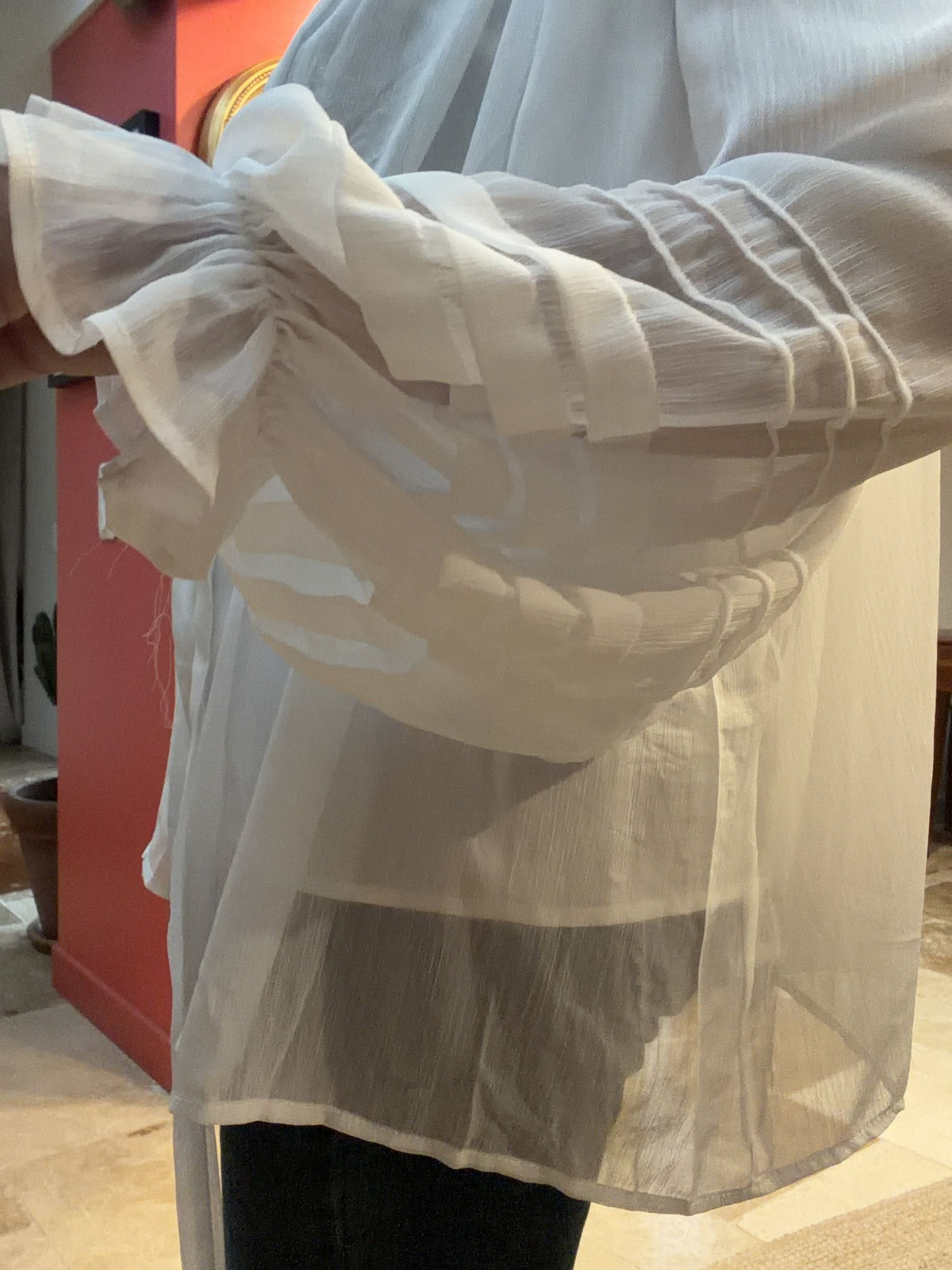 Blouse Sophie blanche avec débardeur inclus — détail des poignets et des plis