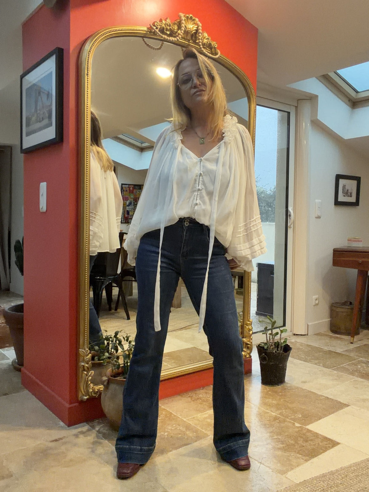 Blouse Sophie blanche avec débardeur inclus — vue de face portée