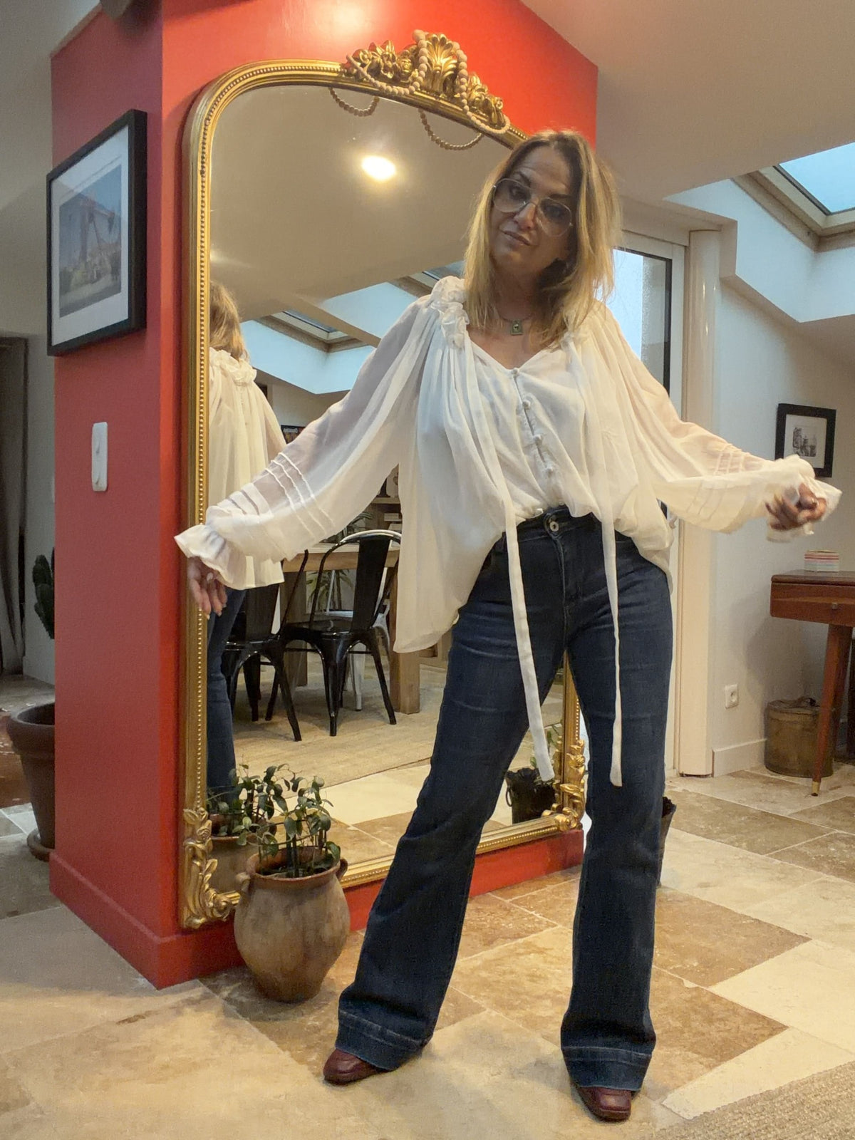 Blouse Sophie blanche avec débardeur inclus — porté blousé avec le jean Tiffany