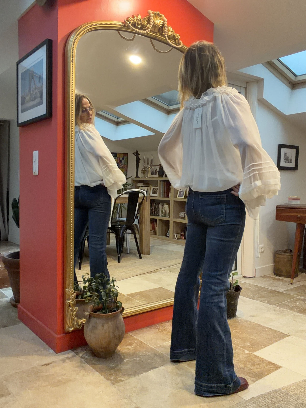 Blouse Sophie blanche avec débardeur inclus — vue de dos portée blousée