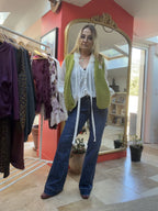 Blouse Sophie blanche, jean flare Tiffany et gilet bouclette Zoé vert anis — look de face