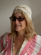 Bonnet Diego porté, en crochet crème avec franges perlées