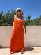Bonnet Diego porté avec une robe orange