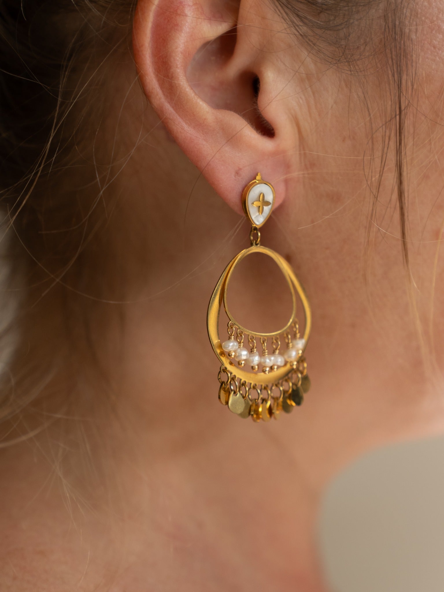 Détail des boucles d’oreilles Émile