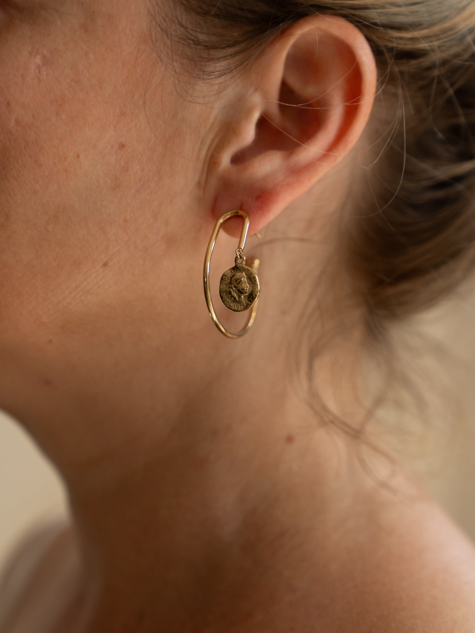 Boucles d’oreilles Midas dorées portées
