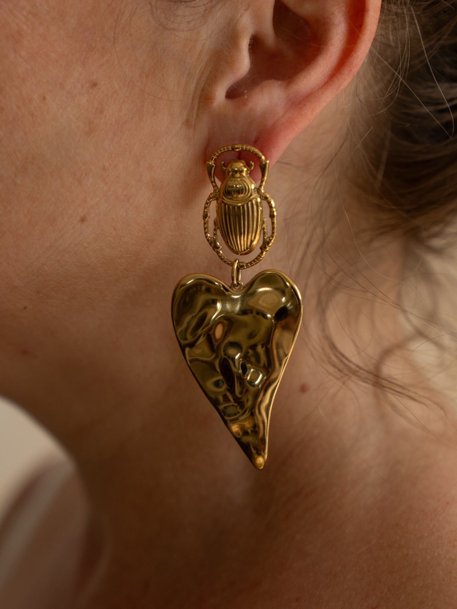 Boucles d’oreilles Ramses portées