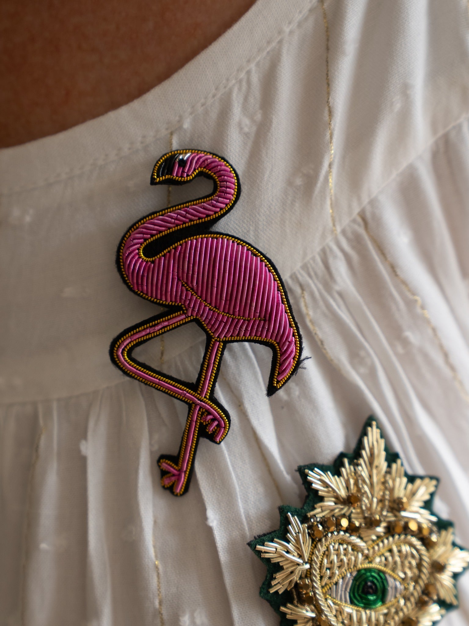 Gros plan de la broche Flamingo