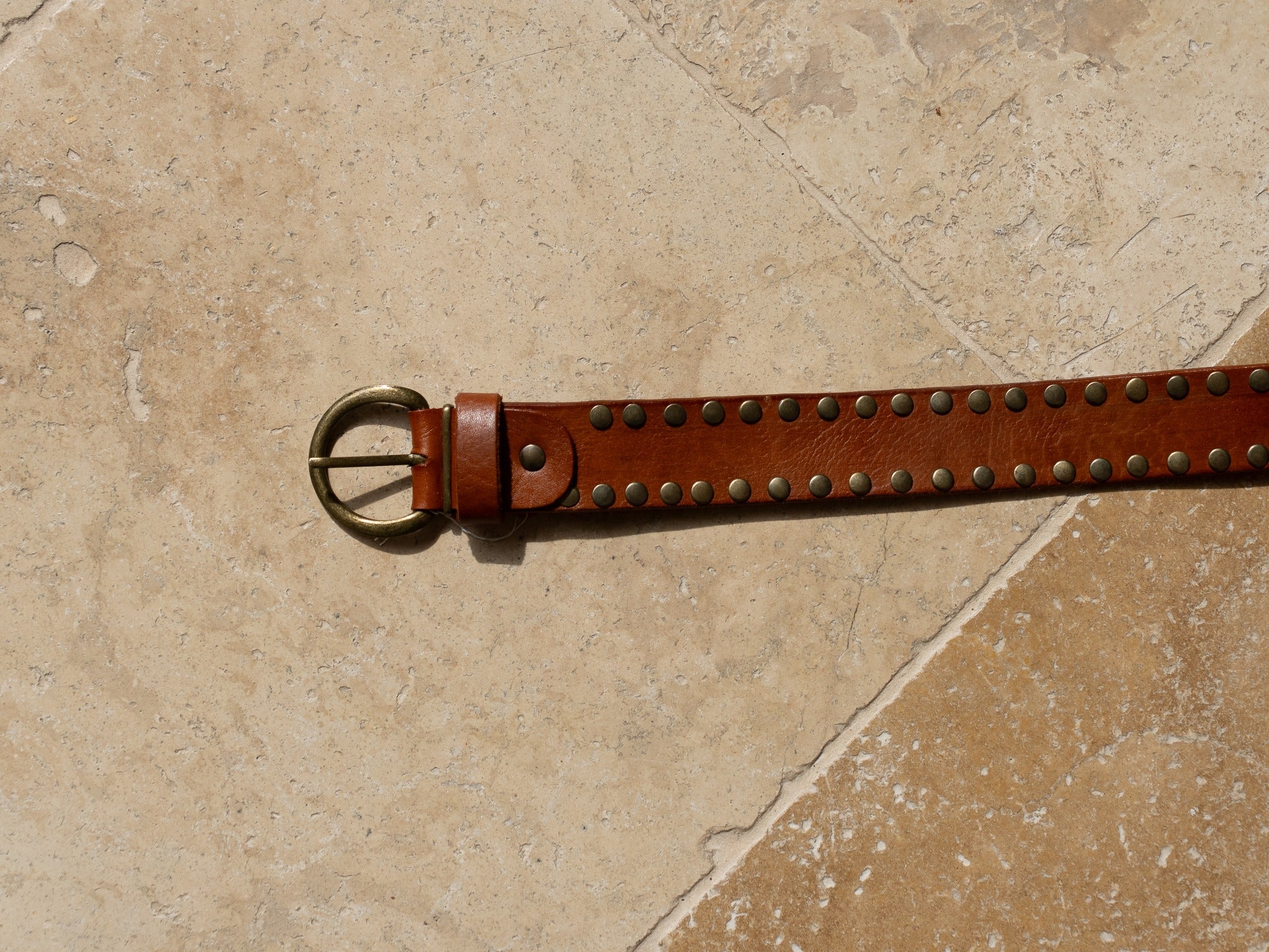 Ceinture Belle Star en cuir marron clair cloutée Studio Albine P