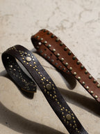 Détail clous ceinture Belle Star cuir marron clair Studio Albine P