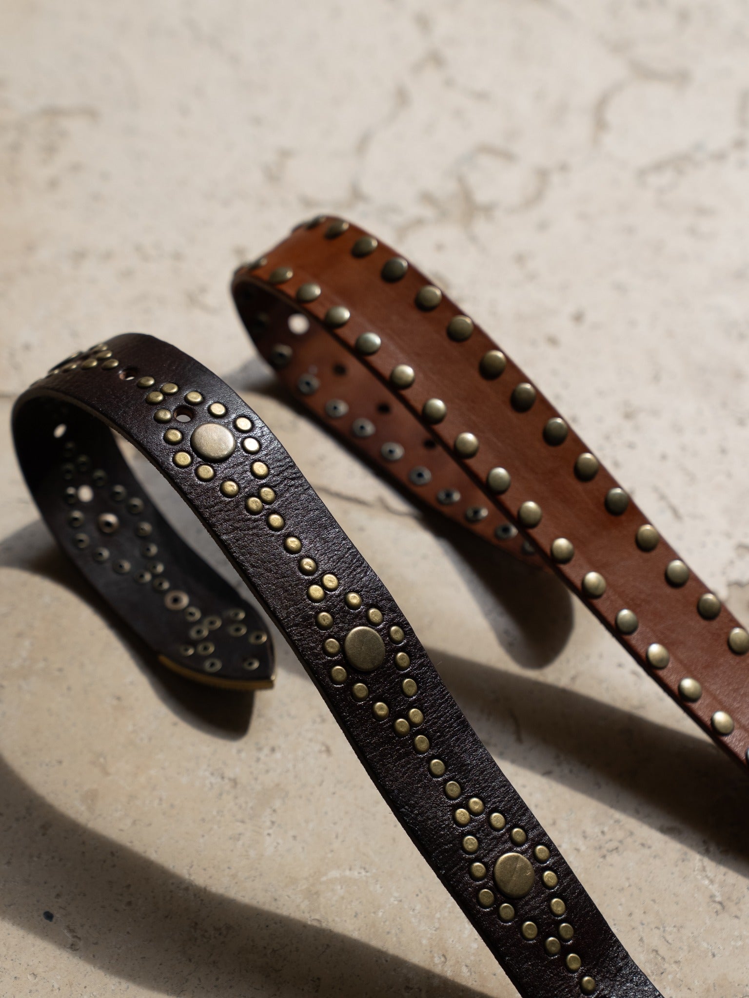 Détail clous ceinture Belle Star cuir marron clair Studio Albine P