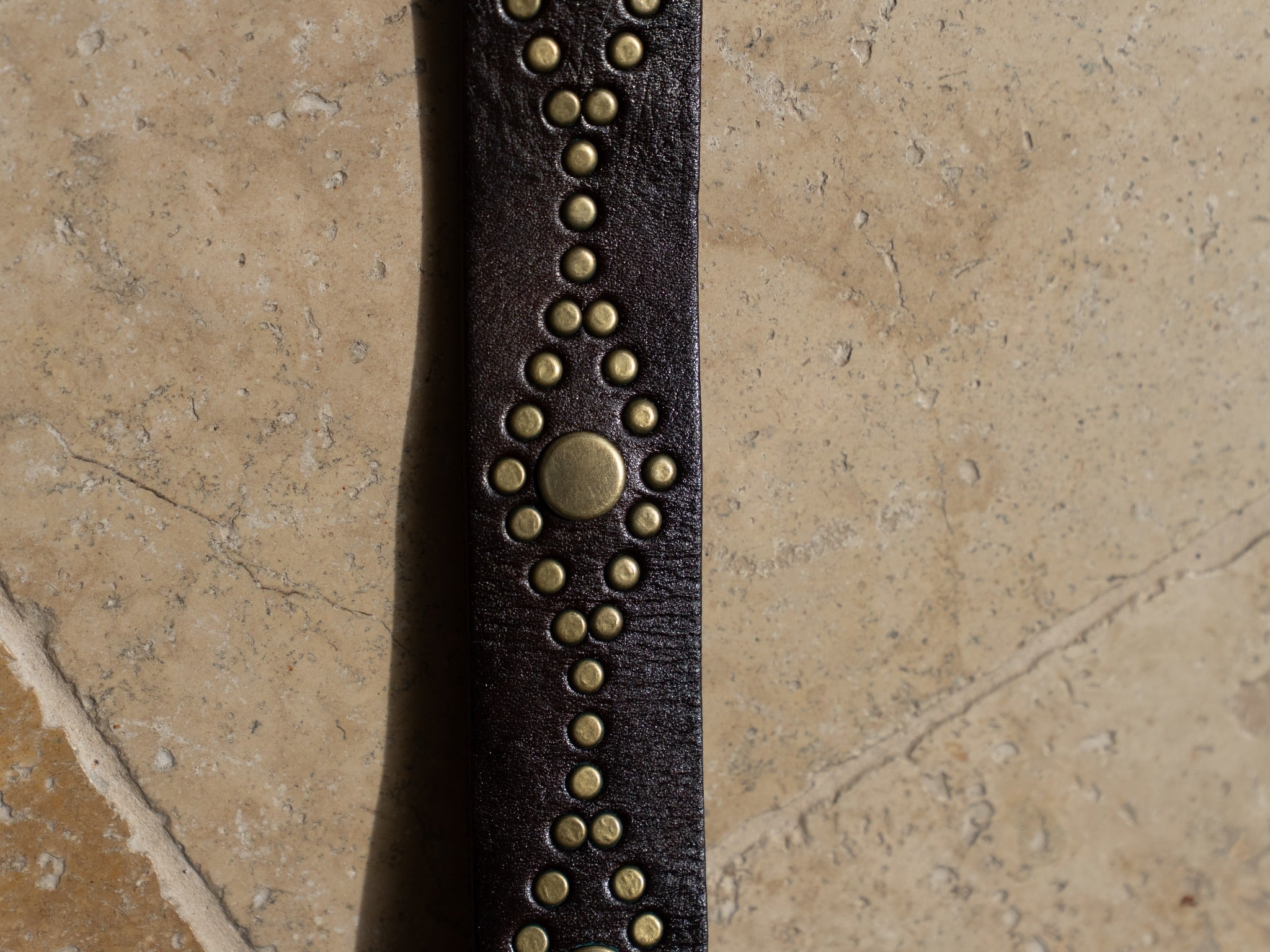 Détail clous couleur laiton ceinture Calamity Jane Studio Albine P