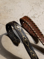 Ceinture Calamity Jane en cuir foncé et clouté Studio Albine P