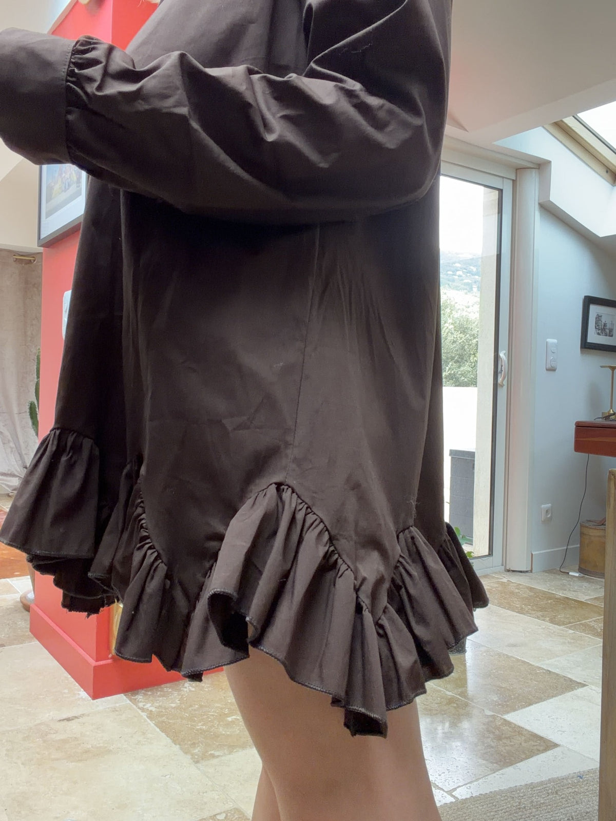 Détails des volants de la chemise longue Hélène chocolat