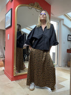Chemise Romy noire portée avec la jupe Jane léopard