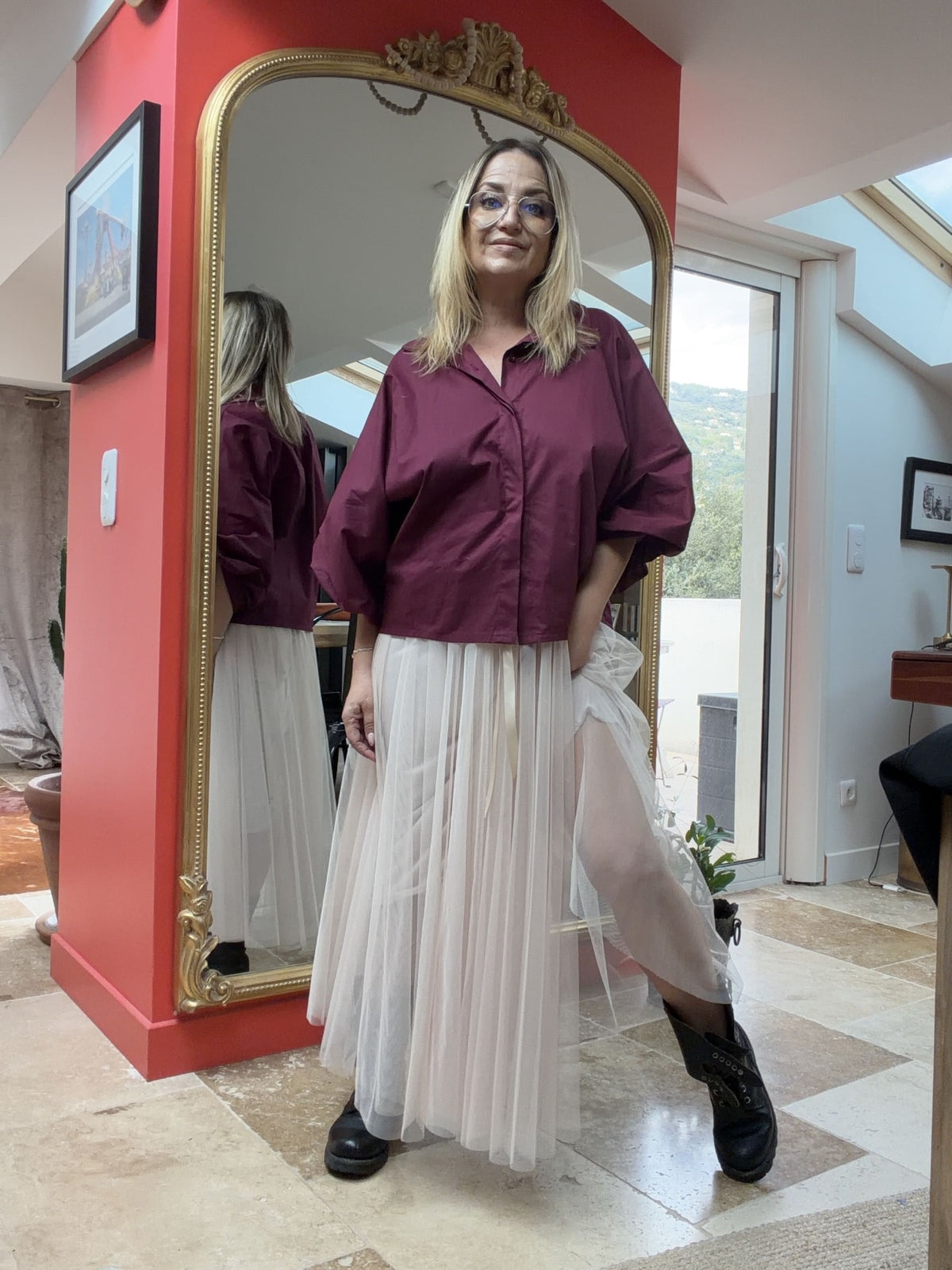 Chemise Romy prune portée avec jupe en tulle clair