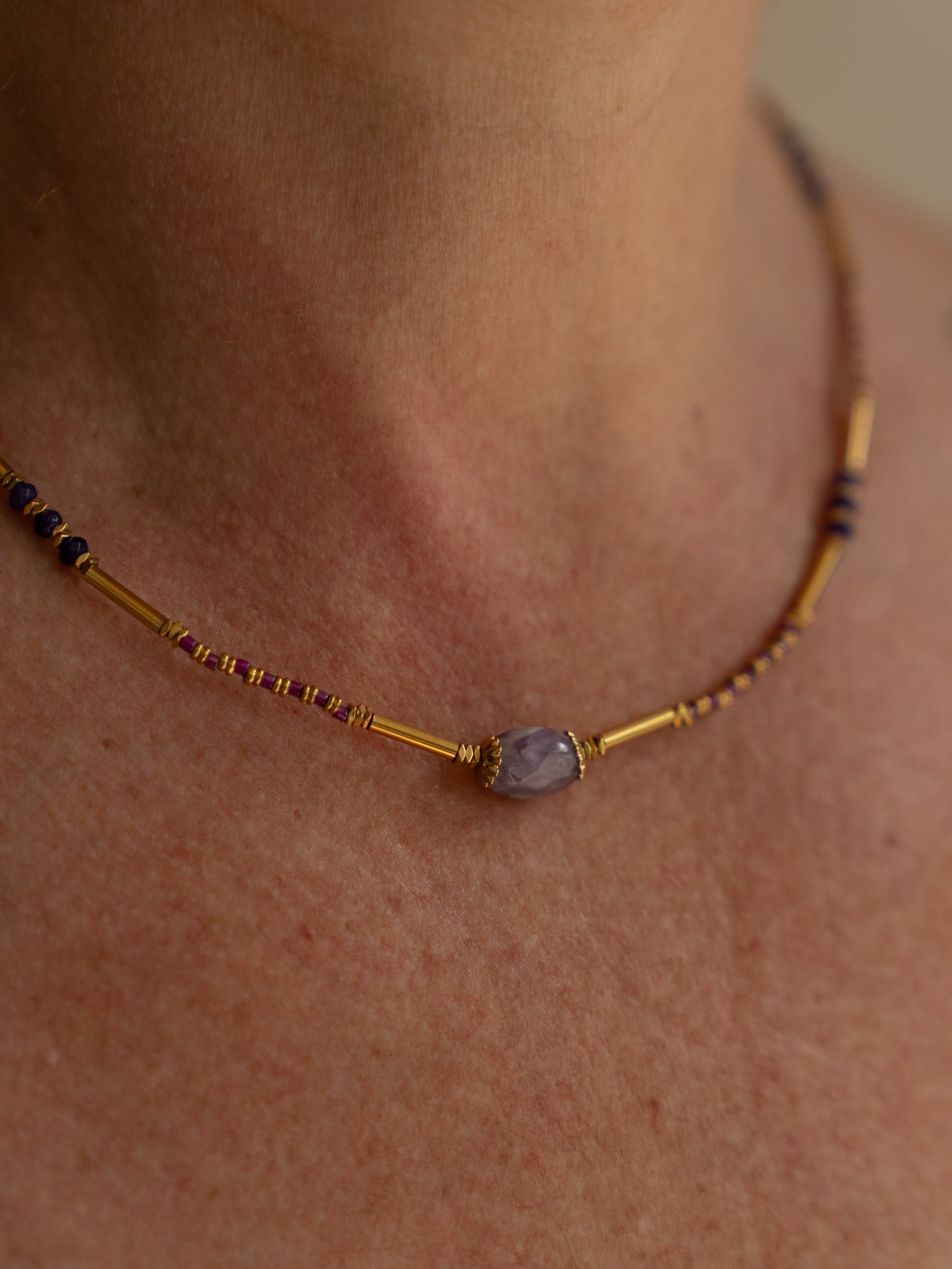 Détail pierre violette collier Raphaël Studio Albine P