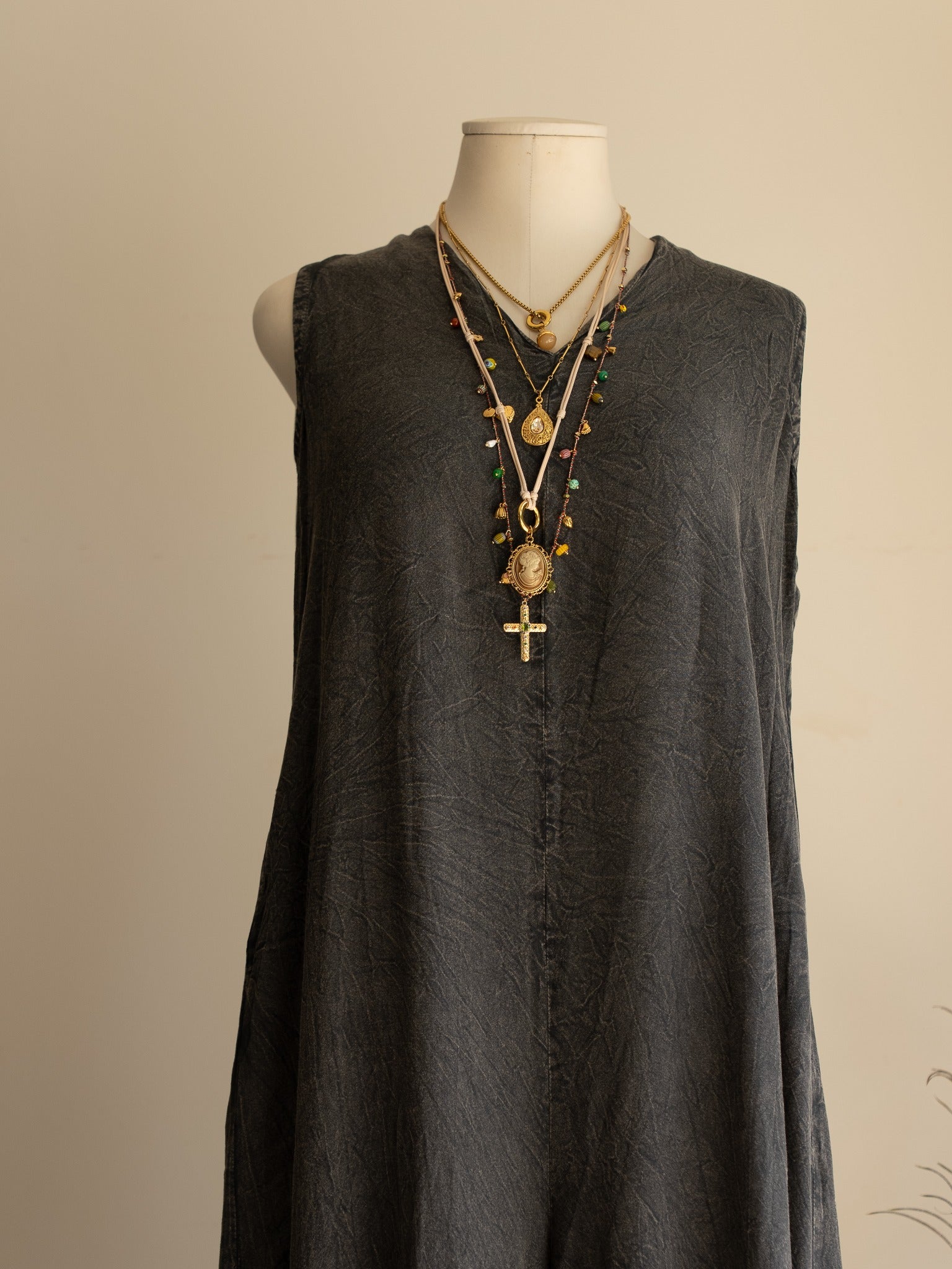 Détail col combi Betty grise en rayon Studio Albine P