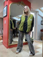 Gilet bouclette Zoé vert anis porté boutonné de face