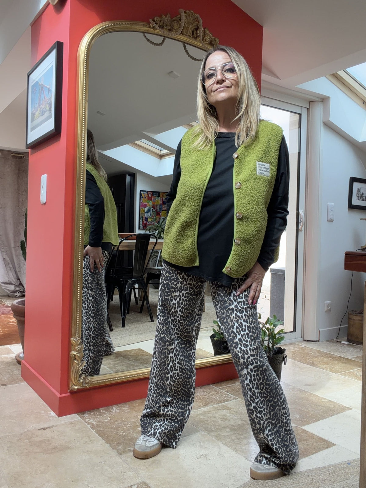 Gilet bouclette Zoé vert anis porté boutonné de face