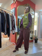 Gilet bouclette Zoé vert anis, t-shirt Ilana prune et pantalon worker Josie prune — vue de trois quarts