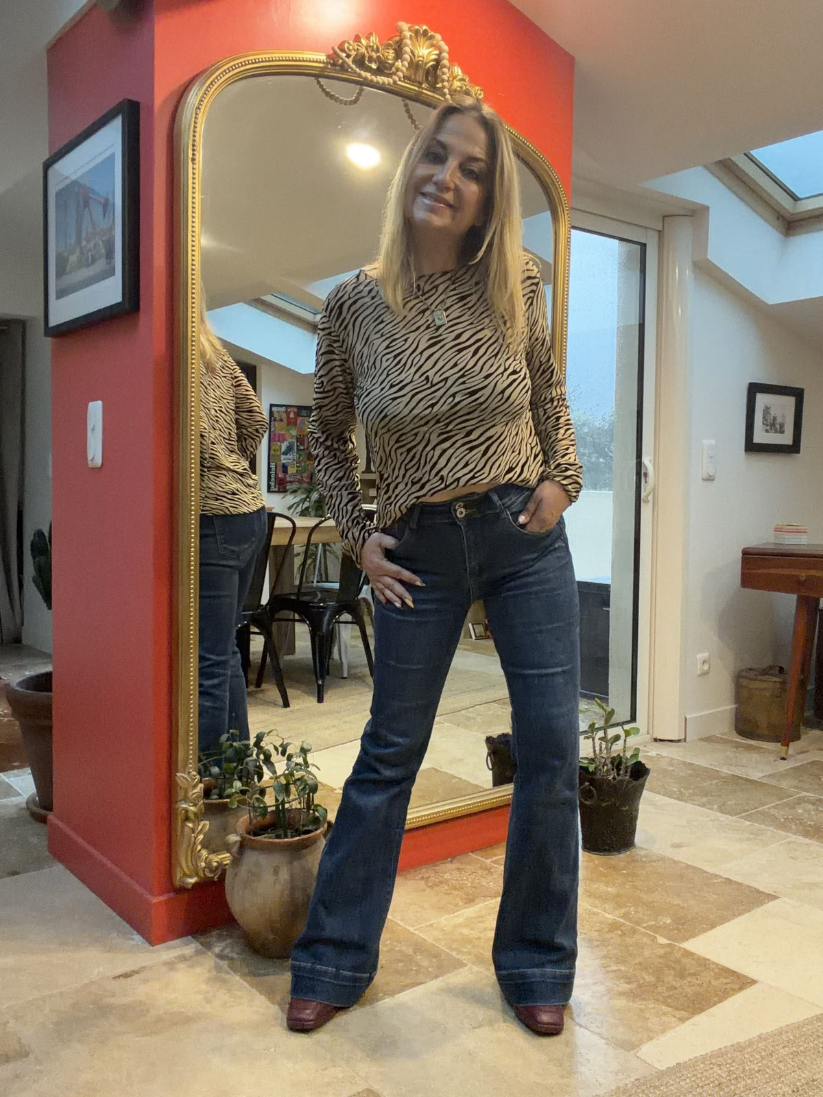 Haut Carine zébré beige et noir — vue de face portée avec le jean Tiffany