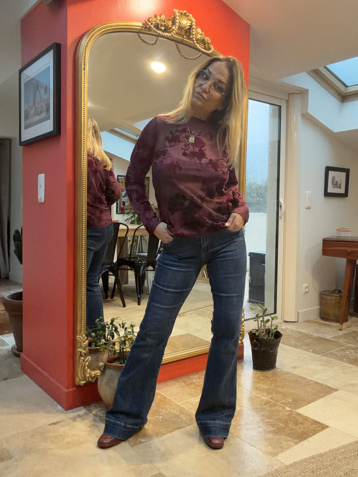 Haut Stéphanie violet à fleurs en velours lisse — silhouette avec le jean Tiffany