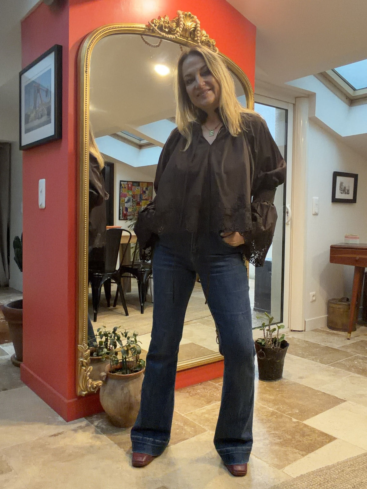 Jean flare Tiffany bleu porté avec la blouse Sidonie chocolat, vue de face