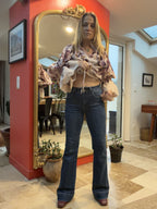 Jean flare Tiffany bleu, détail de la taille et des poches avant