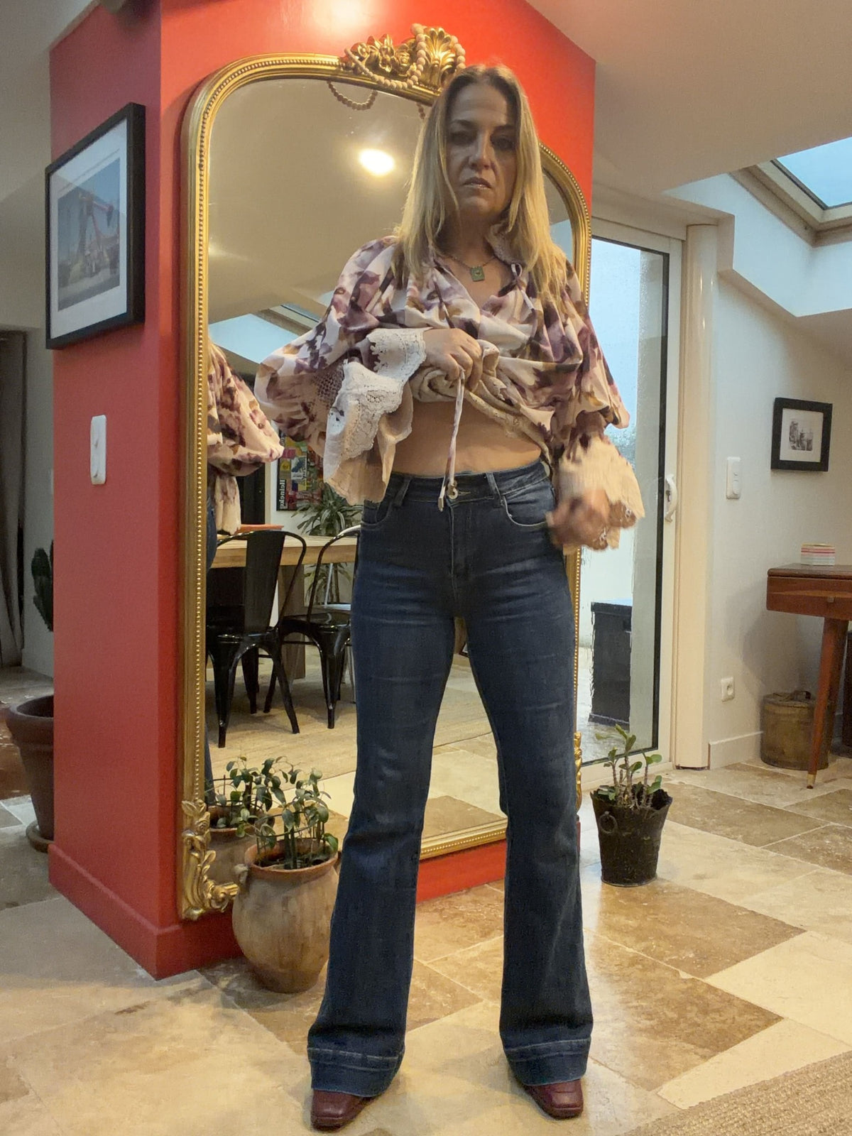 Jean flare Tiffany bleu, détail de la taille et des poches avant